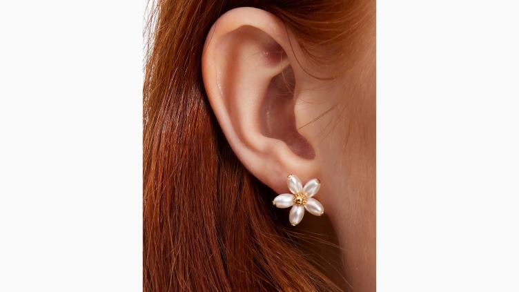 goujons de fleurs de perles fraîchement pressées Kate Spade femmes accessoires D82881006 crème/or